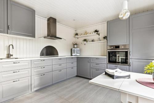 кухня, Spacious 3-Bedroom Apartment with Balcony and Free Parking Orkland near Trondheim in Оркангер