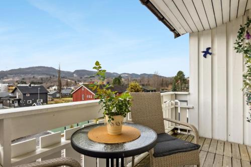 Балкон, Spacious 3-Bedroom Apartment with Balcony and Free Parking Orkland near Trondheim in Оркангер