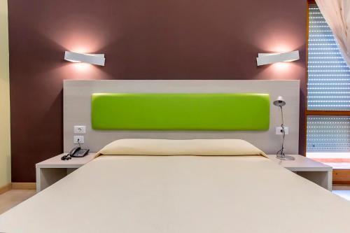 1 queen bed, 1 twin bed