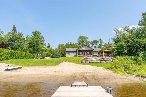 Luxury Beachfront Cottage w Hot tub, Sauna & Bar
