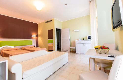 1 queen bed, 2 twin beds