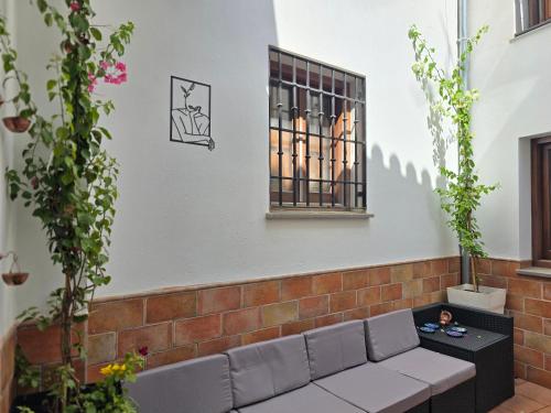 Nasrid House - Casa amplia para 12 junto a San Nicolás, patio y aire acondicionado, Granada (Foto 9)