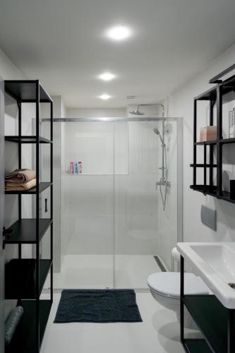 Spacious family apartment for up to 6 people with a private entrance, Praha (fotografie 6)