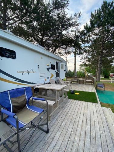 Glamping- Fifth Wheel RV Getaway in แบทเฮิร์สท์ (นิวบรันสวิค)