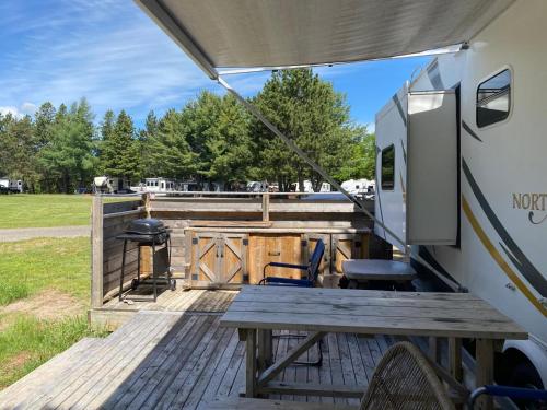 Glamping- Fifth Wheel RV Getaway in แบทเฮิร์สท์ (นิวบรันสวิค)