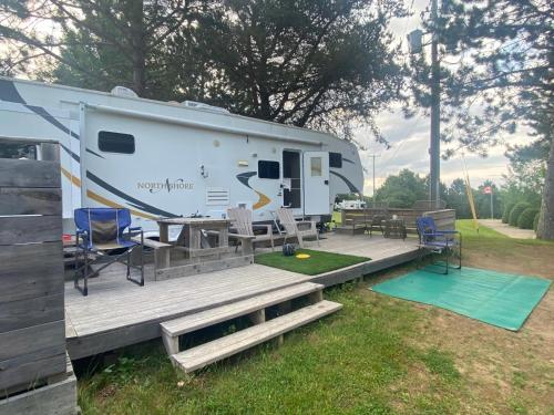 Glamping- Fifth Wheel RV Getaway in แบทเฮิร์สท์ (นิวบรันสวิค)