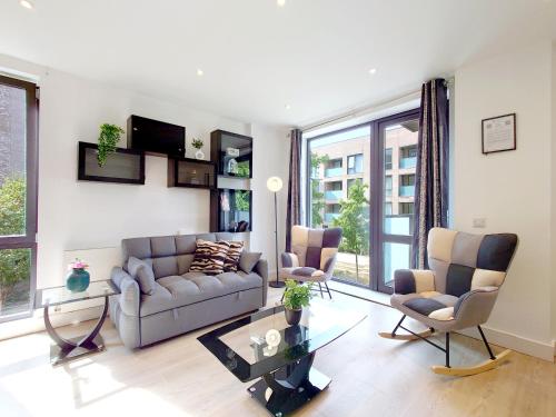Modern Two Bed Apartment in Poplar near Canary Wharf, London
