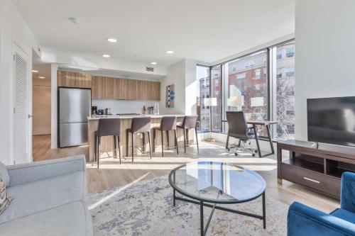 Gorgeous Apt Heart of Downtown image