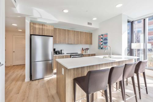 Gorgeous Apt Heart of Downtown secondary