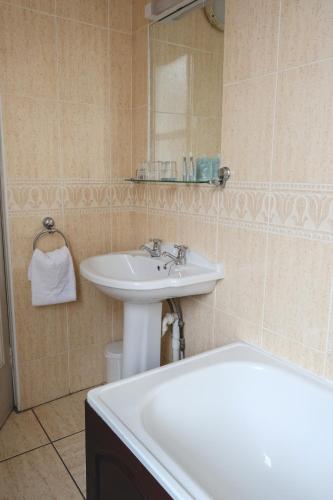 Dooly's Hotel - image 11