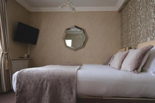 Dooly's Hotel - image 8