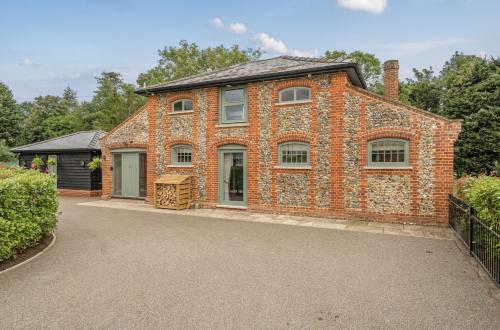Coach House with Hot Tub in Idyllic Bury St Edmunds