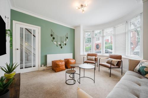 Hilton House - stylish 4-bed with parking