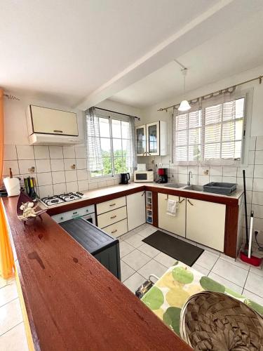 Maison charmante avec jardin clos à Sainte-Anne (Maison charmante avec jardin clos a Sainte-Anne) in มาเร่ เกลลาร์ด
