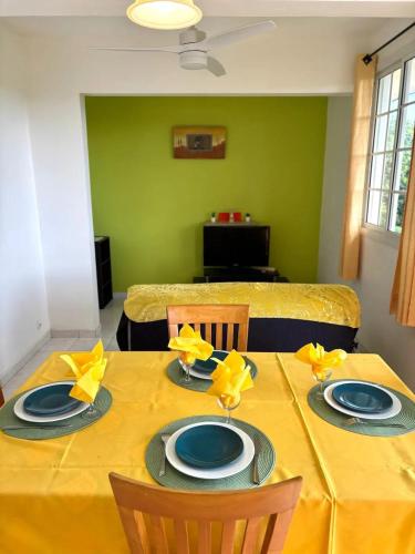 Maison charmante avec jardin clos à Sainte-Anne (Maison charmante avec jardin clos a Sainte-Anne) in มาเร่ เกลลาร์ด