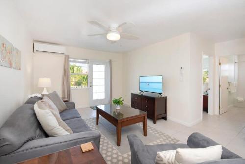 Snug Harbour View #7 - 2BR Canal Front Condo by Seven Mile Beach - image 4
