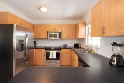Snug Harbour View #7 - 2BR Canal Front Condo by Seven Mile Beach - image 3