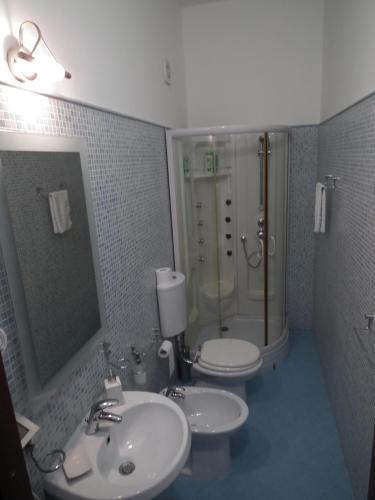Double or Twin Room image 5