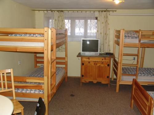 2 twin beds, 6 bunk beds