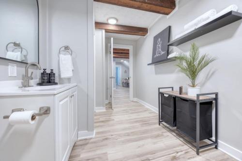 Downtown Luxury Apartment 15 mins to Fort Benning - image 2