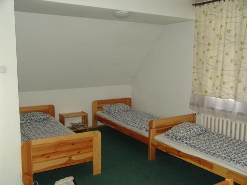 2 twin beds, 1 bunk bed