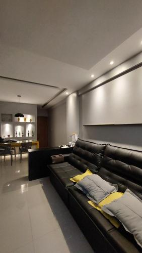 Apto mobiliado com quarto, sala, banheiro e cozinha