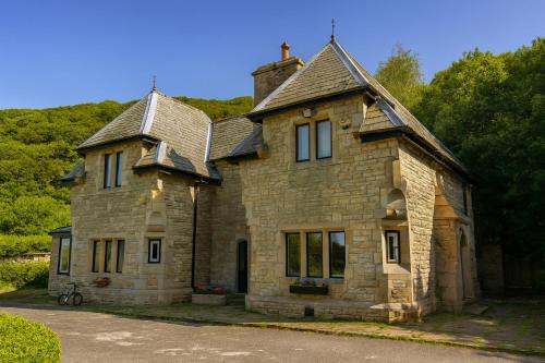 4 Bed Retreat-Sleeps 7-Parking-Garden-Lake Views