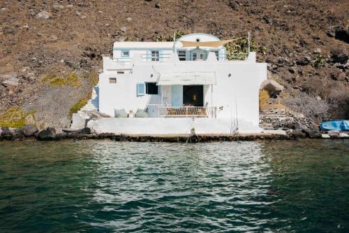 Vista exterior, Petinos Fisherman's House in Thirasia