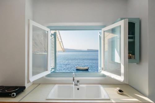Alrededores, Petinos Fisherman's House in Thirasia