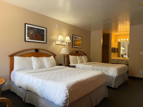 2 queen beds