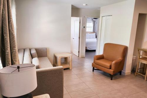Marco Island Lakeside Inn - image 2