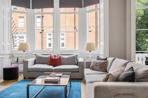 Cadogan Square Residence - High Ceilings and Balcony - image 13