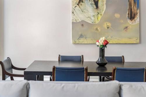 Cadogan Square Residence - High Ceilings and Balcony - image 3