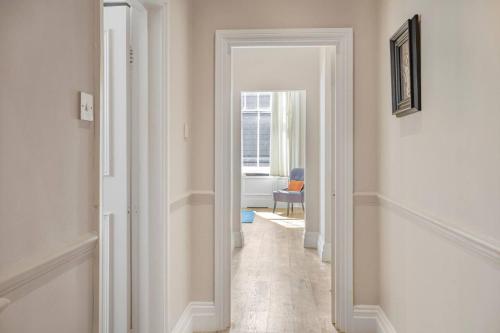 Cadogan Square Residence - High Ceilings and Balcony - image 12