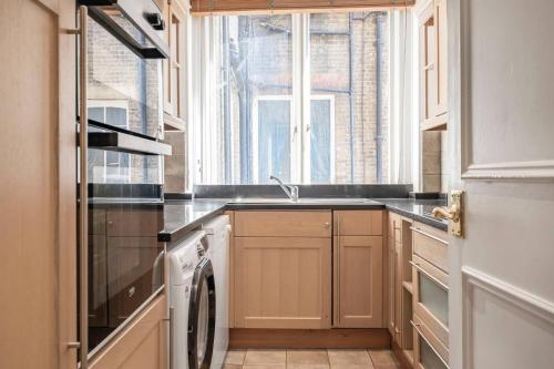 Cadogan Square Residence - High Ceilings and Balcony - main image