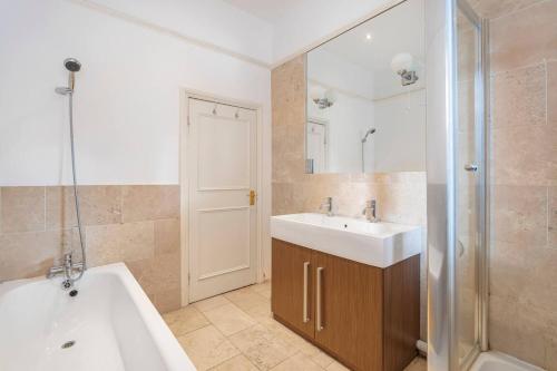 Cadogan Square Residence - High Ceilings and Balcony - image 2