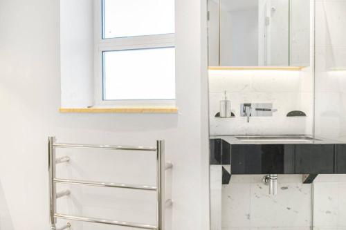 Stylish Chelsea Home - Elevator and Best Location - image 10