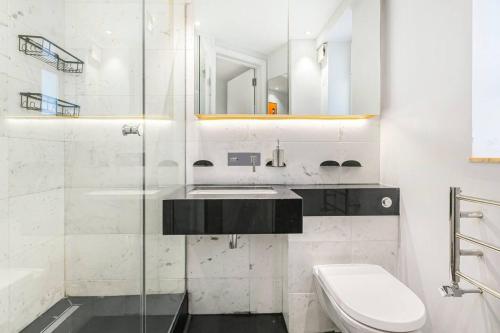 Stylish Chelsea Home - Elevator and Best Location - image 12