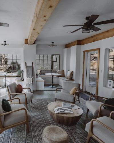 Aufenthaltsraum/TV-Zimmer, The Jeffrey Hotel in South Lake Tahoe (CA)