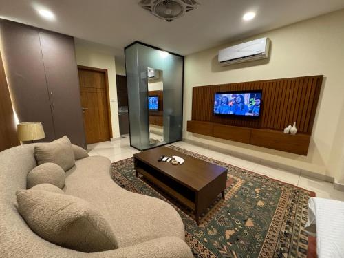 Designer Studio with heating rooftop Pool restaurant & Self Check In - image 3