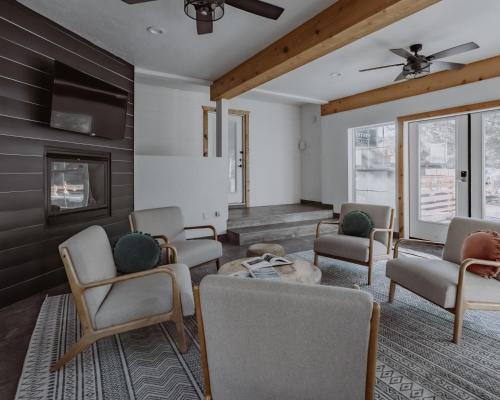 Aufenthaltsraum/TV-Zimmer, The Jeffrey Hotel in South Lake Tahoe (CA)