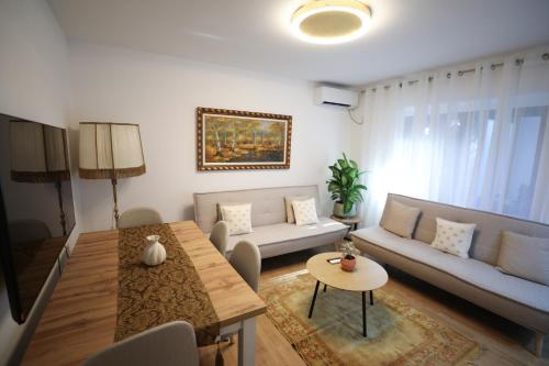 Mikaels Apartment, Tirana