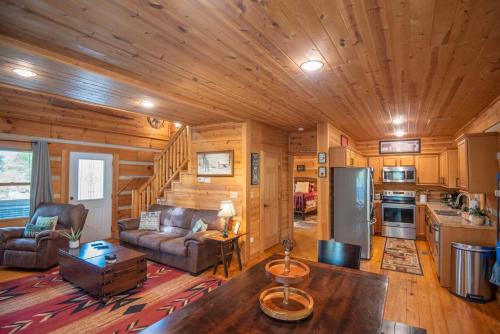 Adventure Cabin! Fire Pit, State Park, Fishing, Mtn Views, Hot Tub, WiFi, Jefferson