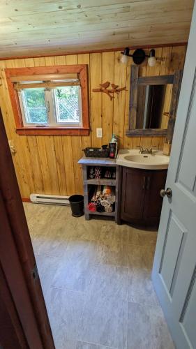 Fürdőszoba, Grangette Entre Chiens et Loups in Rivière-Éternité (QC)
