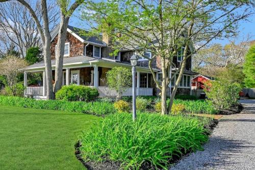 Gorgeous Hamptons Farmhouse - Get the Beach without the Traffic! in Схід Квог