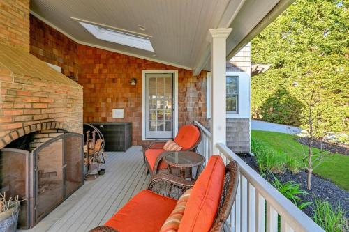 Gorgeous Hamptons Farmhouse - Get the Beach without the Traffic! in Схід Квог