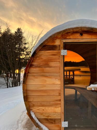 . Luxury Beachfront Cottage w Hot tub, Sauna & Bar