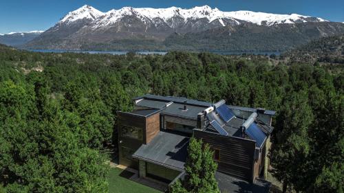 Stunning 4-Bedroom House Large Garden and Pool H61 by Apartments Bariloche in Lago Gutierrez