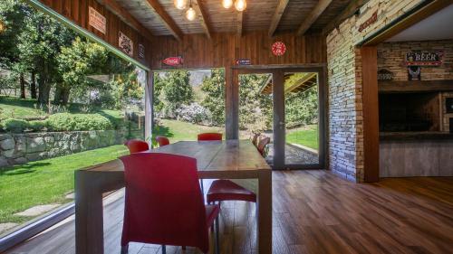 Stunning 4-Bedroom House Large Garden and Pool H61 by Apartments Bariloche in Lago Gutierrez