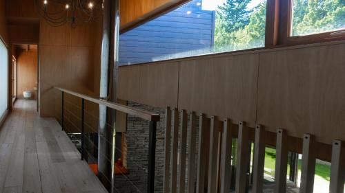 Stunning 4-Bedroom House Large Garden and Pool H61 by Apartments Bariloche in Lago Gutierrez